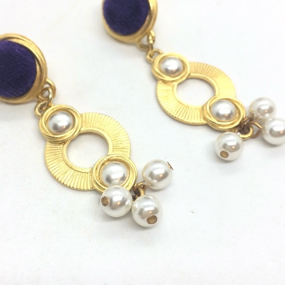 3/$30 VINTAGE 80S EARRINGS GOLD TONE PEARLS FUZZY PURPLE DANGLE DROP GEOMETRIC - Picture 10 of 16